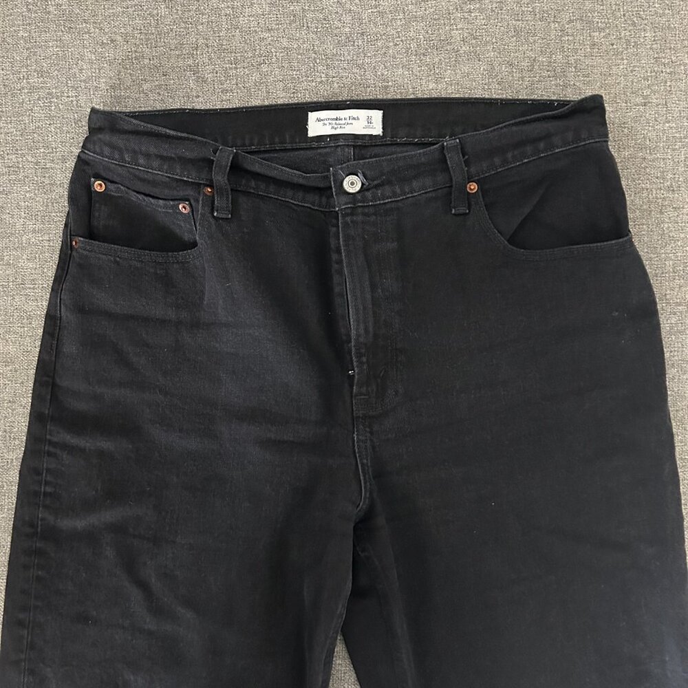 Abercrombie High Rise 90s Relaxed Jean in Black -  Size 32